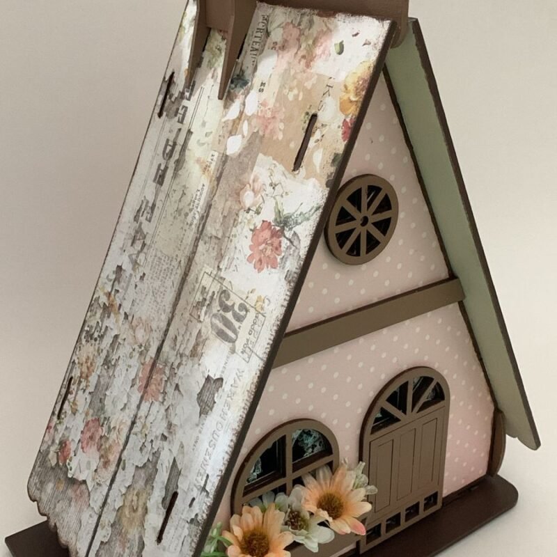 Casinha de MDF decorada